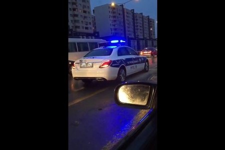 Sumqayıt-Bakı yolunda ağır qəza: Taksi dəmir arakəsməyə çırpıldı