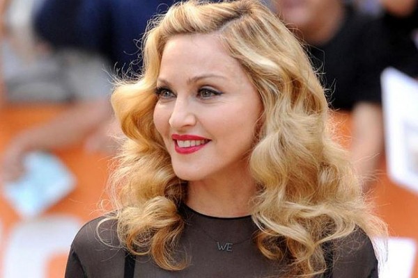 Madonna səhnədə yıxıldı, sonra da ağlayaraq...