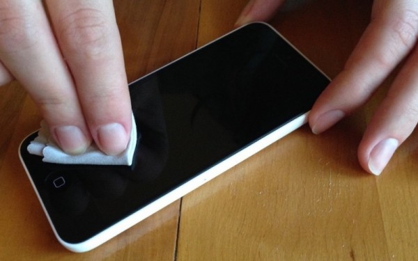 Koronavirus mənbəyi əlinizin altındadır – Mobil telefonları necə dezinfeksiya etməli?