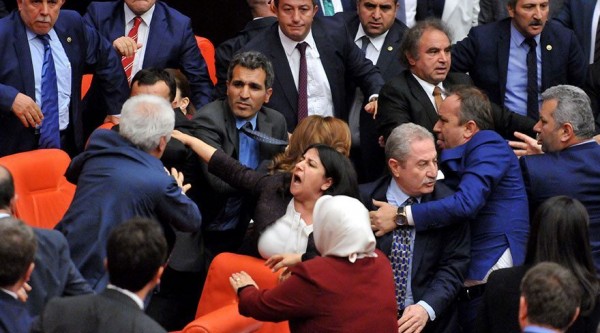 Türkiyə parlamentində deputatlar əlbəyaxa oldular - Qadınlar davanın ortasında qaldılar