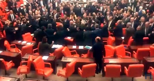 Türkiyədə davaya təpiklə uçaraq girən DEPUTAT