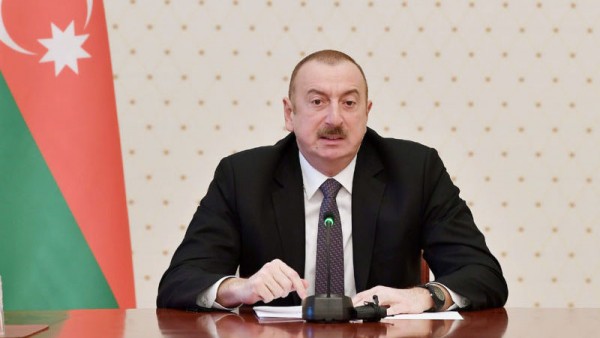 Prezidentdən məmurlara xəbərdarlıq: Cinsdə, ev paltarında adam iş otağında ola bilər?