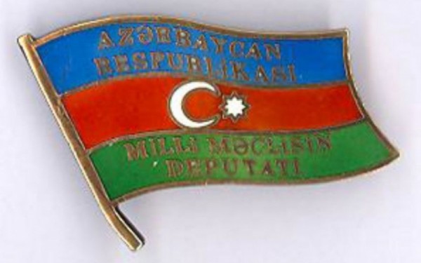 Yeni seçilən deputatlara döş nişanları təqdim edilib