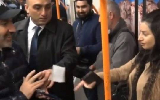 Bukleti cırıb Paşinyanın üstünə atdı