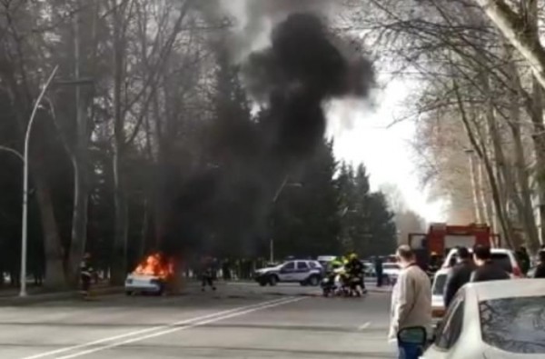 Qarabağ qazisi İcra Hakimiyyəti binasının qarşısında avtomobilini yandırdı — VİDEO
