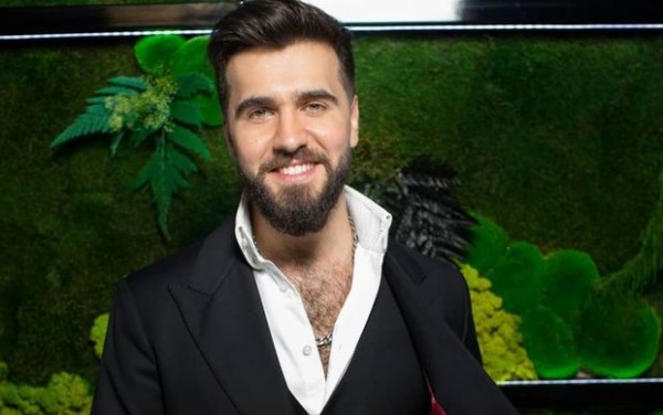 Çingiz Mustafayevdən xanımlara tənqid: “Üzlərindəki nuru yoxa çıxarırlar”