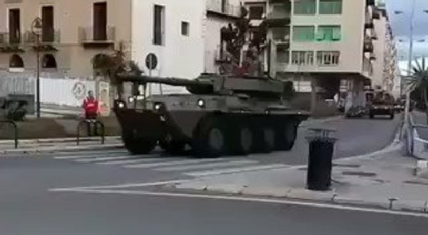 İtaliyada məhbuslar həbsxanadan qaçdı, tanklar küçəyə çıxdı - VİDEO