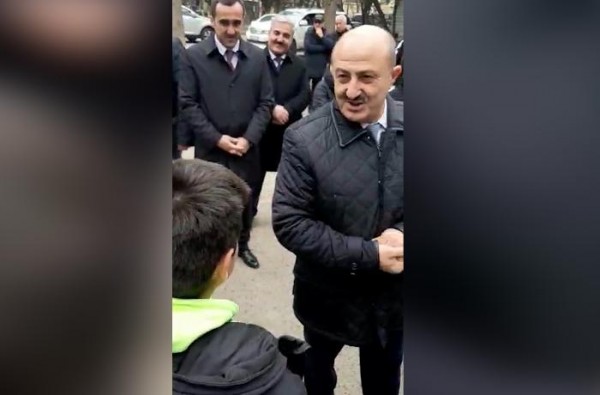 Azyaşlıdan Nəsimi rayonunun İcra başçısına: “Onda bizə də “polya” tik”