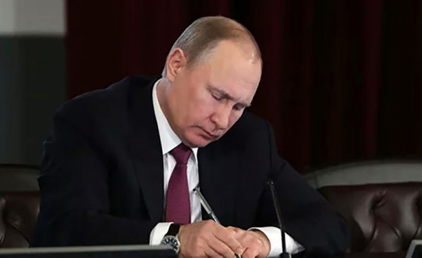 Putin neçə gündür müzakirə olunan sənədi imzaladı