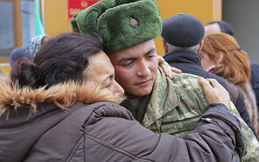Azərbaycanda valideynlərin əsgərlərlə görüşü dayandırıldı