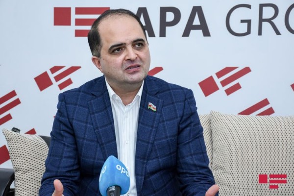 “Koronanvirusa qarşı eyvana çıxıb şam yandırın” deyən deputat: “Mənim şam biznesi ilə..”
