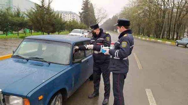 Polis sürücülərə tibbi spirt, maska və əlcək payladı