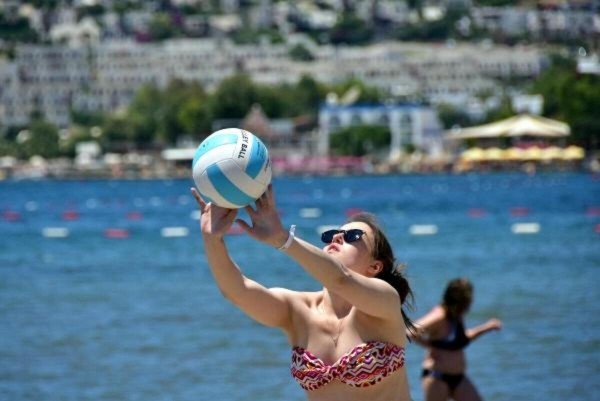 Qonşu ölkədə virusa məhəl qoymadan dənizə axışdılar