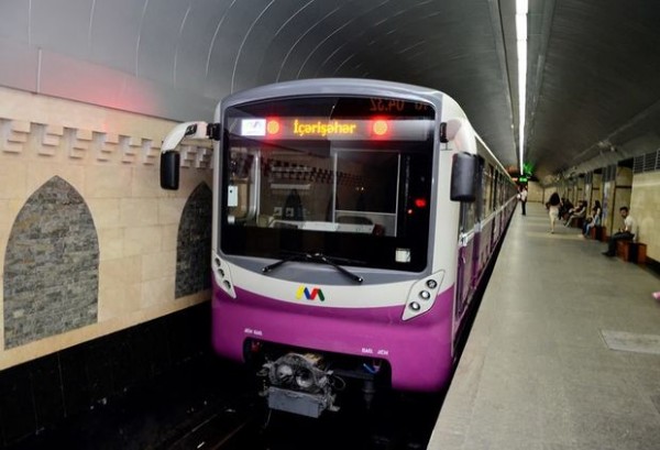 Bakı metrosunda sıxlıq yarandı - FOTO