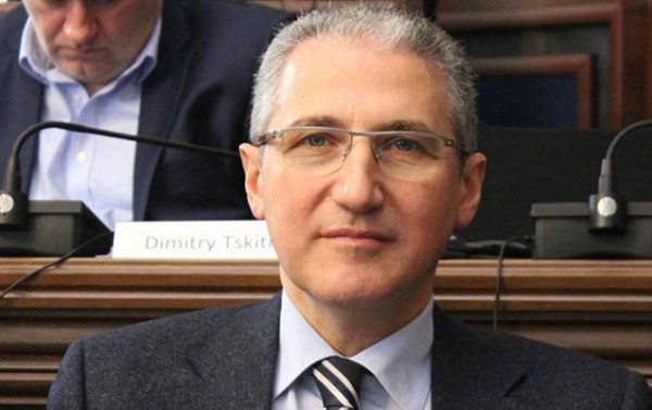 Azərbaycanda nazir əllərini yuyub estafeti bu şəxsə ötürdü