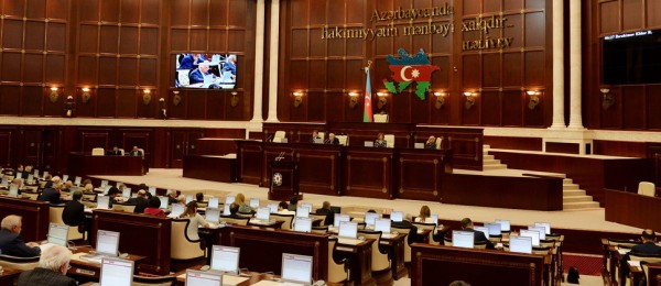 Milli Məclisin deputatı İngiltərədə 3.3 milyon dollarlıq 4 ev aldı