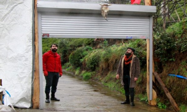 Kəndlilər virusdan qorunmaq üçün kəndin girişinə qapı qoydular - Video