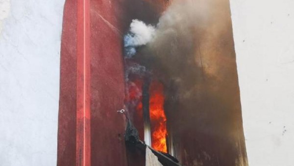 Bakıda qadın yanğın zamanı özünü binadan atdı
