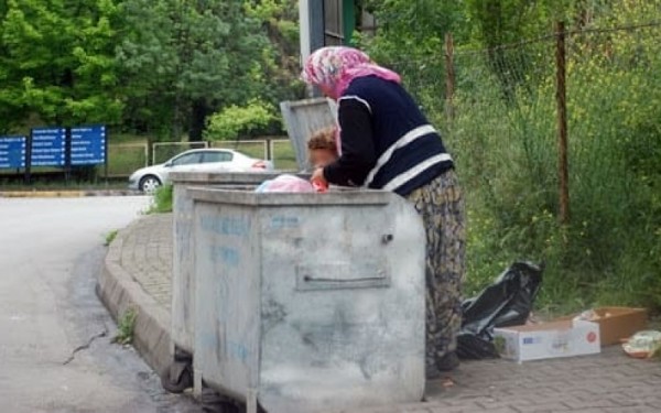 “Evdə qalsam, acından öləcəm...” – Zibildən çörək çıxaran nənəylə söhbət