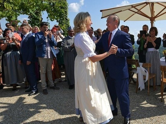 Olay: Putinlə rəqs edən qadını əri döydü