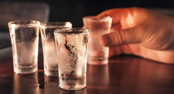 İranda spirtli içkilərdən ölənlərin sayı 700-ü keçdi
