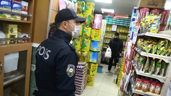İstanbulda komendant saatında açıq olan marketə basqın olub
