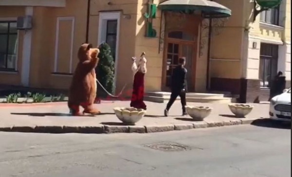 Bu şəhərdə karantin rejimində gəzmək üçün heyvan kostyumu geyinirlər