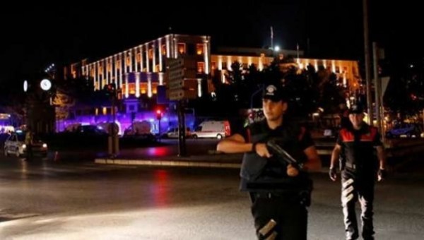 İstanbulda polisə hücum: ölən və yaralılar var