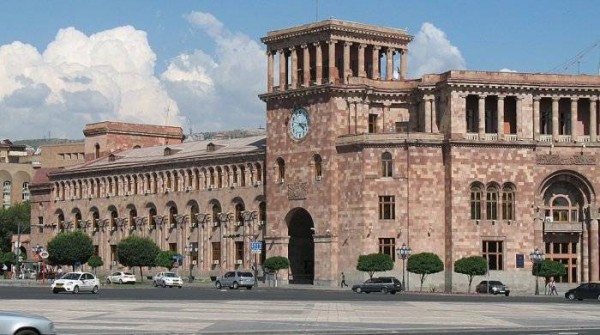 Ermənistanda fövqəladə vəziyyətin müddəti daha da uzadıldı