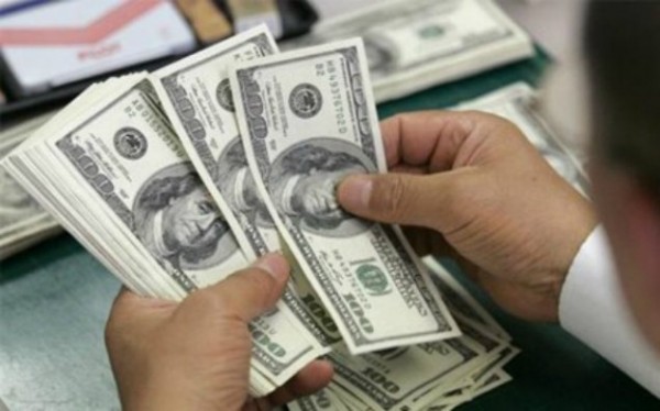 Qonşu ölkələrdə dolların məzənnəsi dayanmadan artır