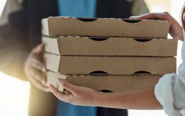 Evinə pizza sifarişi verən onlarla ailə karantinə alındı