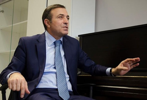 Xalq artisti tələbəsi ilə yardım payladı – Video