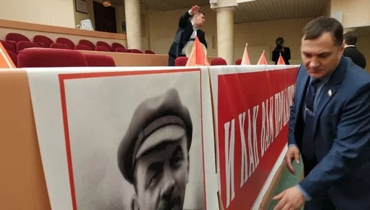 Leninin posterinə görə deputatlarla mühafizəçilər arasında dava düşdü