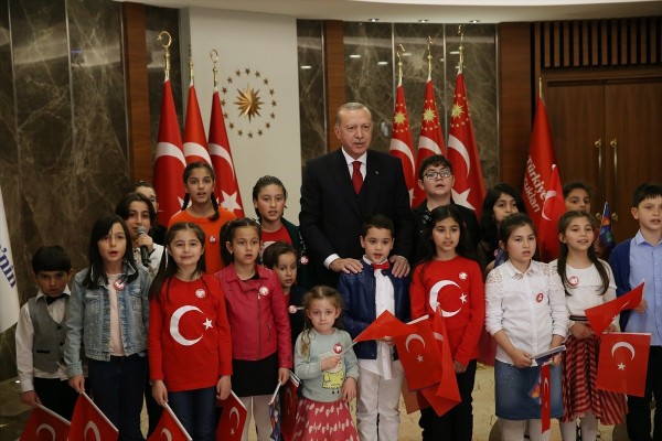 Ərdoğan “İstiqlal Marşı”nı uşaqlarla birgə oxudu