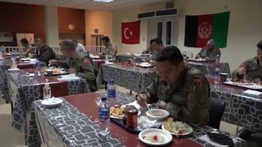 Türkiyənin xaricdəki hərbi bazalarında iftar süfrələri təşkil edildi – İbrətamiz VİDEO