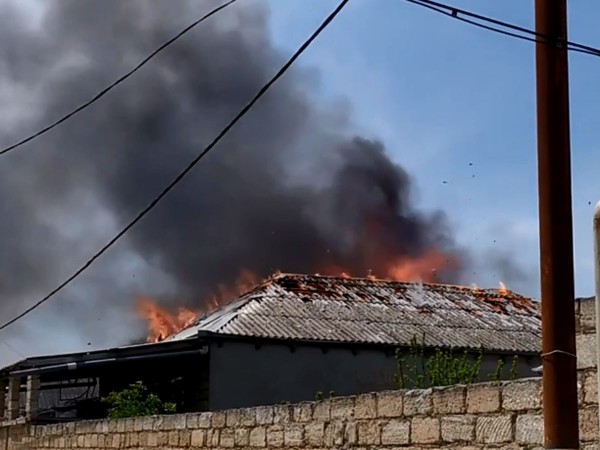 Maştağada yaşayış evi qəfil yanmağa başlayıb