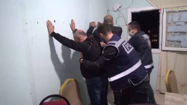 Qadınlar qumar oynayan ərlərini polisə “satdılar”