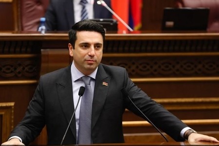 Ermənistanın vitse-spikerini küçədə döydülər