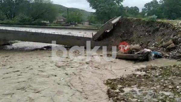 Qubada sel körpünü apardı: Kəndlə əlaqə kəsildi