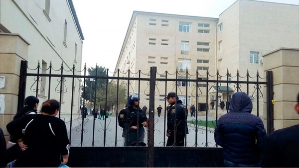 Bakıda bu xəstəxana bağlandı, həkimlər və xəstələr binadan buraxılmır - AÇIQLAMA