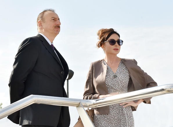 Prezident və xanımı Sumqayıtda tibbi maska fabrikinin açılışında
