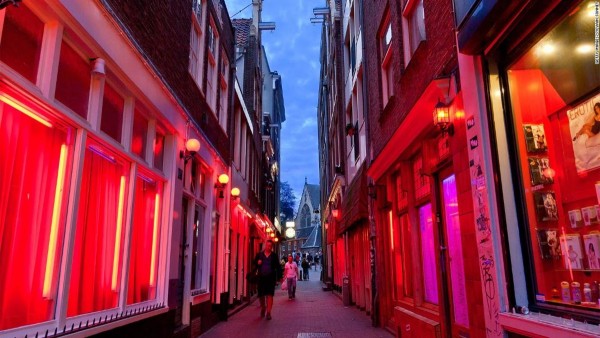 Bakıda Amsterdamdakı “Qırmızı fənərlər” küçəsinə bənzədilən mənzillər var - Bu küçədə