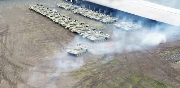 Təlimə cəlb edilən tank bölmələri tapşırıqları yerinə yetirir