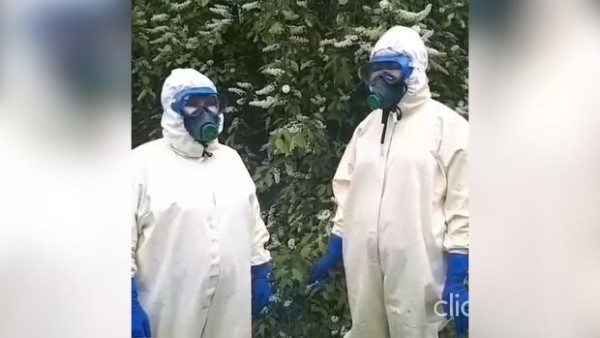 Koronavirusa görə təcrid olunan pasiyentlər tibb bacılarını daşa basdılar
