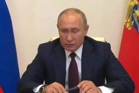 Putin varisi deyilən nazirə söz verəndə qələmini atdı - Video