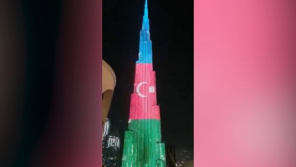 Dünyanın ən hündür tikilisi Azərbaycan bayrağına büründü - FOTO
