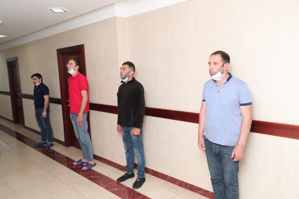 Nazirlik it döyüşdürənlərin fotosunu yaydı - Polisə tabe olmaq istəməyiblər