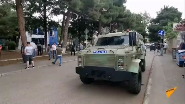 Tbilisidə silahlı insident: Həyətdə oynayan uşaqlara atəş açıldı