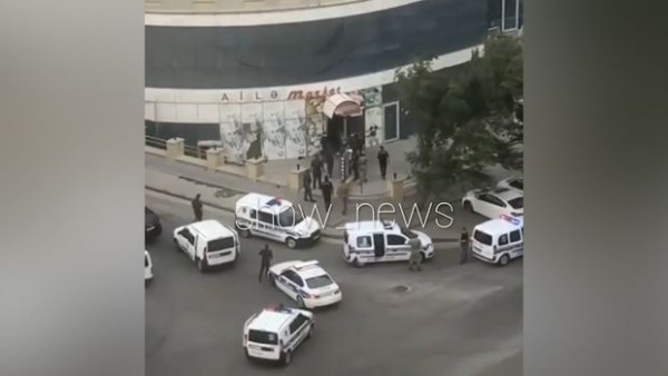 Bakıda polis maşınları marketi mühasirəyə aldı