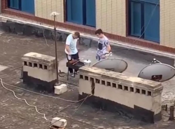 Bakıda damda domino oynayanlar və kabab bişirənlər cəzalandırılıb - FOTO